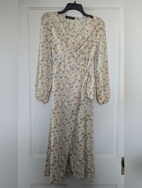 💥NWOT💥Hey Sammy Cream Floral Wrap Dress, Size XS/S